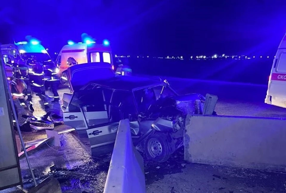 В Гагаринском районе автомобиль въехал в бетонный блок (фото: УГИБДД ГУ МВД Саратовской области)
