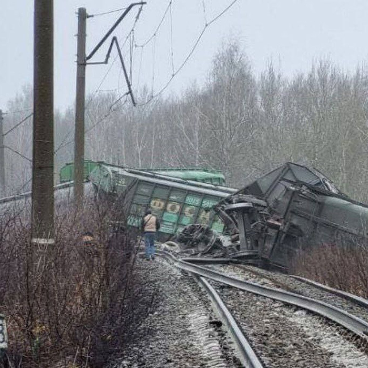 Грузовой поезд ушел под откос в черте Рязани. С рельсов сошли 19 вагонов с  удобрениями - KP.RU