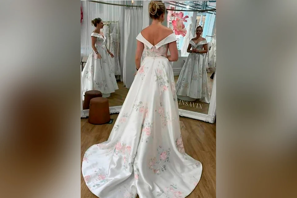 Тесса Коутс примеряла свадебное платье в магазине и обнаружила странность на снимках.