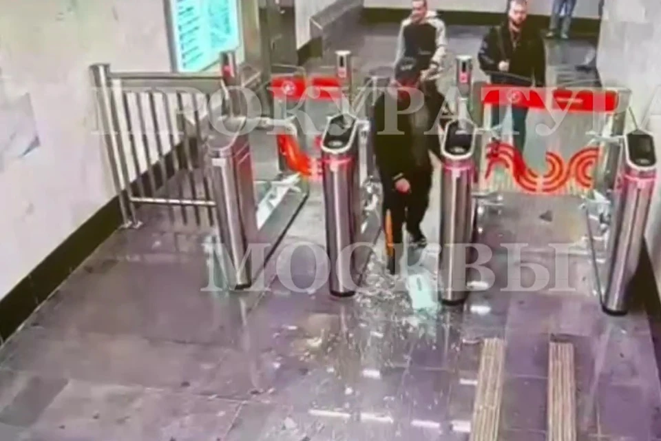 Мужчина разбил турникет из-за того, что сотрудники подземки попросили его оплатить проезд