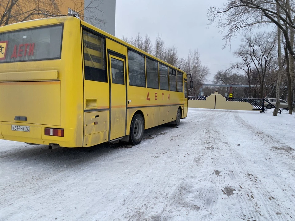 В Тюменской области пассажирский автобус с детьми загорелся во время движения.