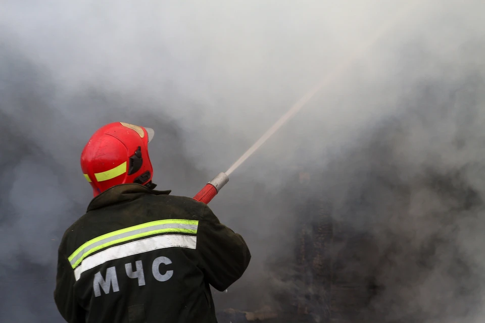 В Октябрьском районе Новосибирска загорелся заброшенный дом.