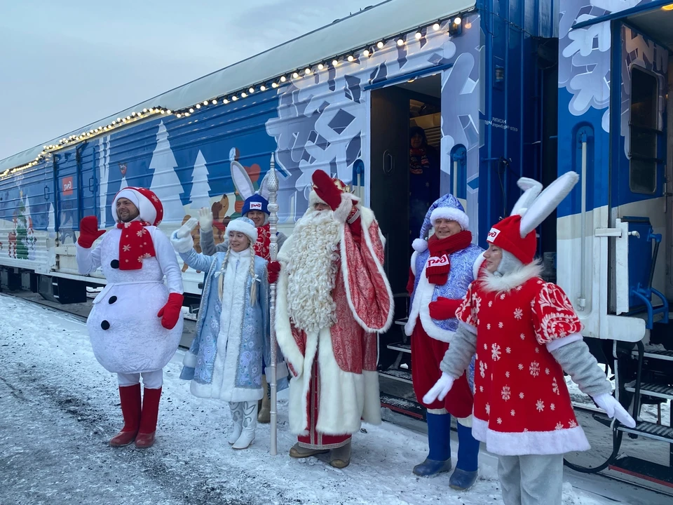 Воркутинцы встретили Поезд Деда Мороза с радостью. Фото: Воркута культурная.
