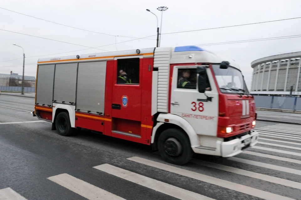 Двух человек эвакуировали из пожара на Васильевском острове в Петербурге.