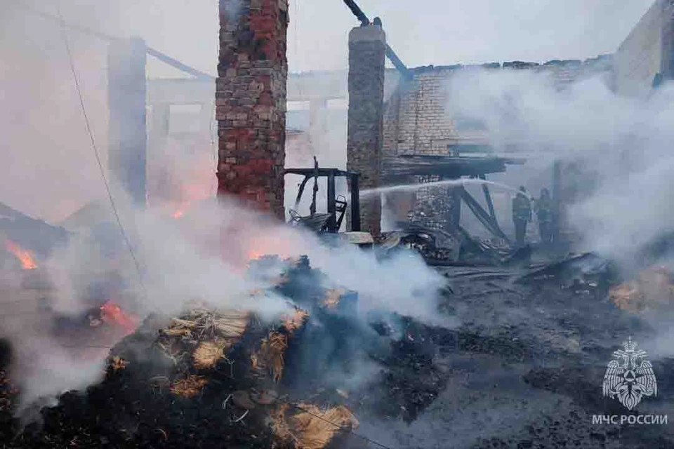 Пожарные продолжают тушить здание склада в Тольятти.
