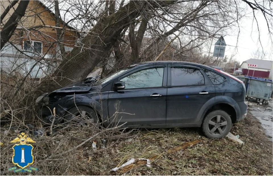 Жительница Ульяновска, за рулем «Форд Фокус» врезалась в дерево на улице Степной. Фото Госавтовинспекция Ульяновской области