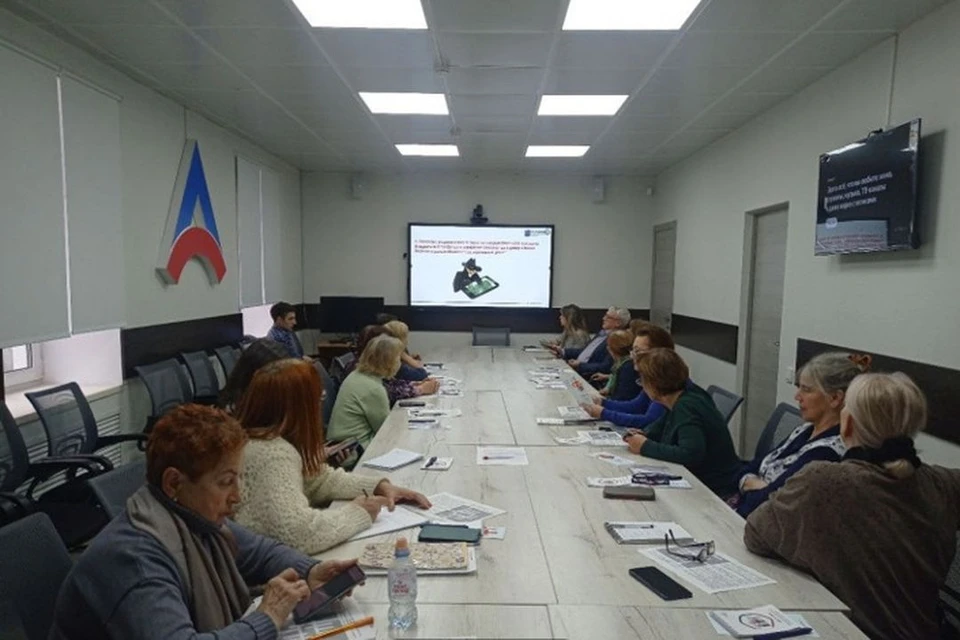 В Новосибирске пенсионеры научились защищаться от кибермошенников. Фото: Министерство цифрового развития и связи Новосибирской области