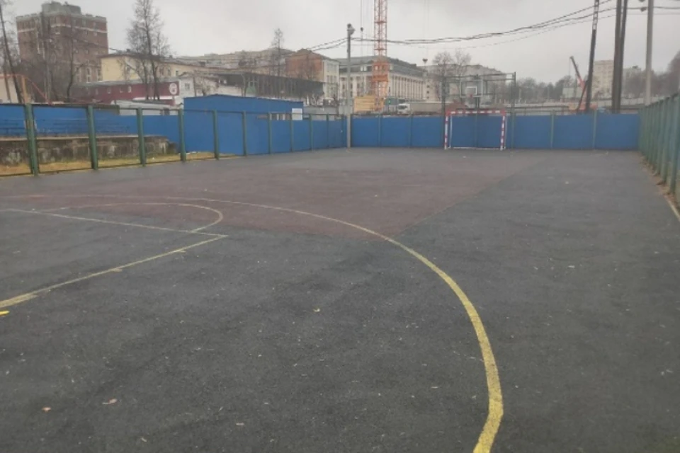 А чтобы мячи вылетали за пределы площадки реже, натянут допсетку. Фото: киров.рф
