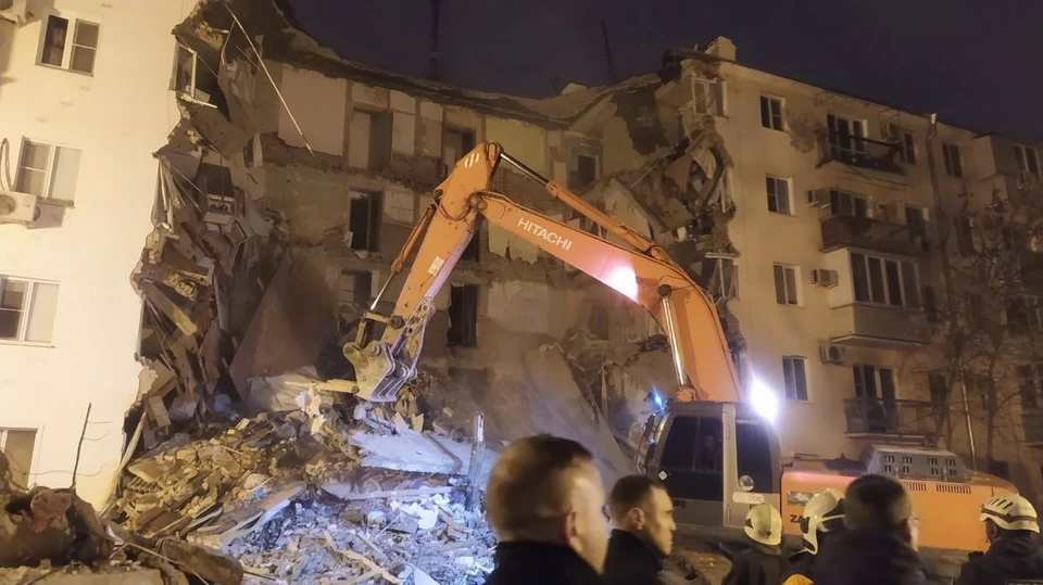 В Астрахани разгребают завалы на месте рухнувшего дома