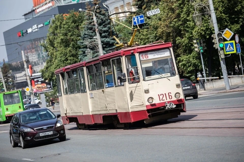 Трамваи изменят маршруты из-за работ по замене стрелочного перевода