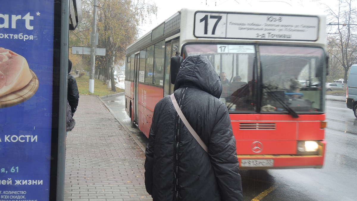 Обнаженная мокрощелочка раздвинула ноги в автобусе