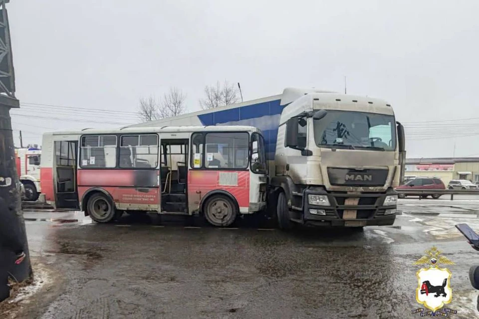 В Ленинском округе Иркутска произошло ДТП с участием большегруза и пассажирского автобуса. Фото: ГУ МВД Иркутской области