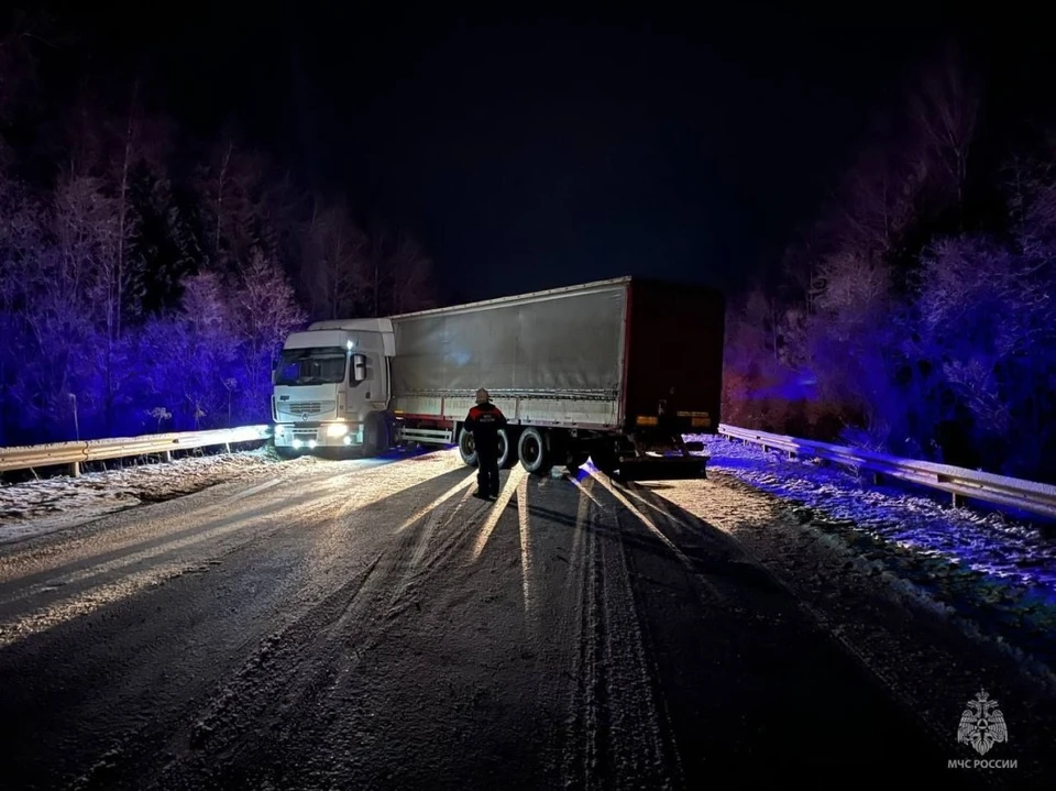 На трассе в Коми большегруз заблокировал дорогу после заноса. Фото филиала СЗРПСО МЧС России.