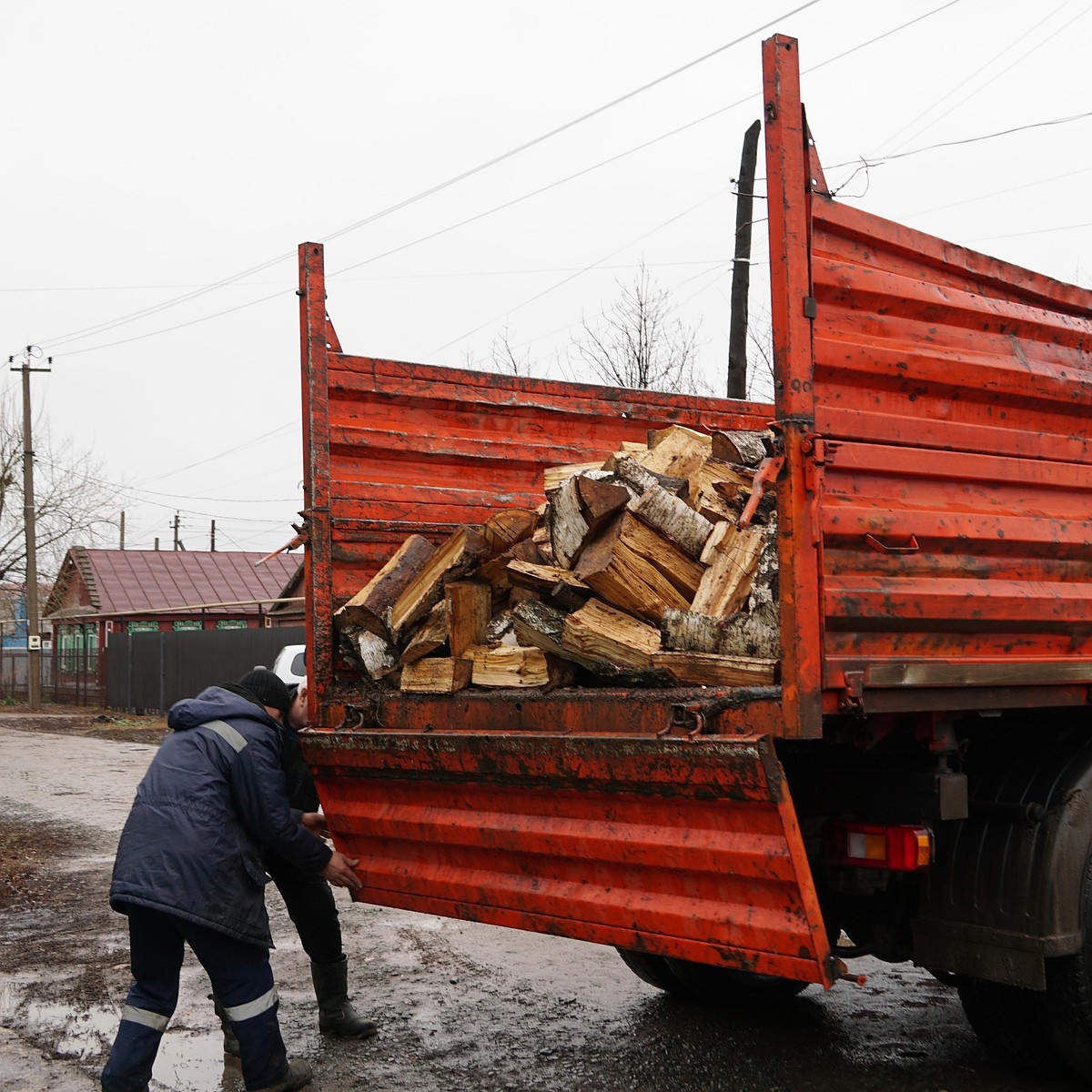 В Бузулуке супруге бойца СВО заготовили 5 кубометров дров - KP.RU