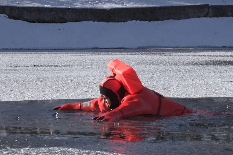 На острове Юность в Иркутске прошел открытый урок по спасению на льду.