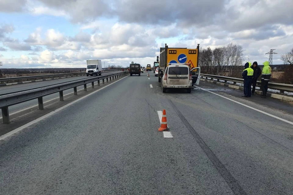 «Ларгус» въехал в грузовик дорожников на трассе М5 «Урал» под Рязанью.