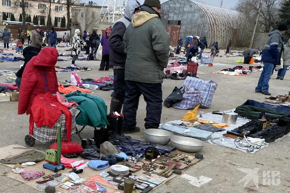 Блошиный рынок перебрался на улицу Дзержинского.