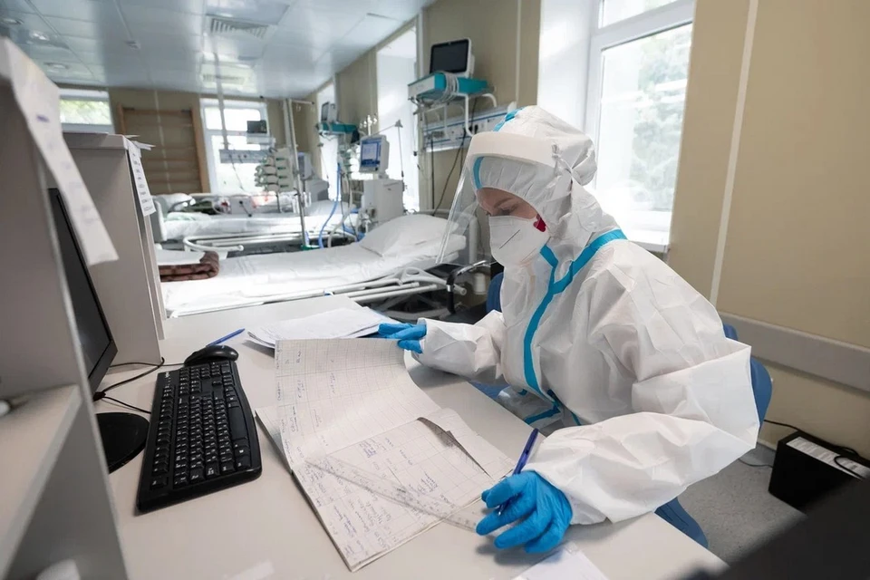 Почти 30 процентов новых случаев заражения коронавирусом пришлось на Петербург, Москву и Московскую область.