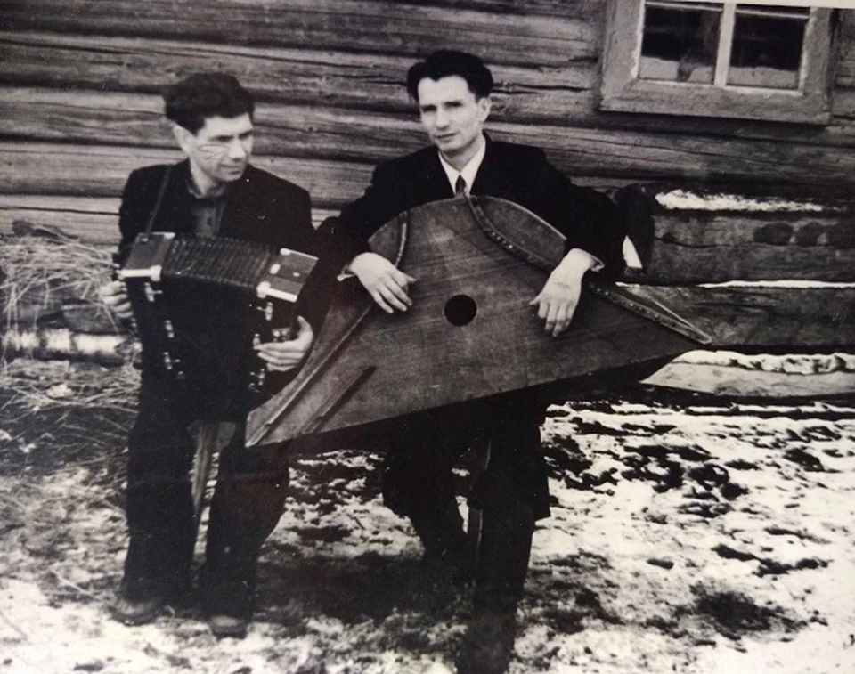 Александр Андреевич Кузьмин (справа) был последним кузбасским гусляром XX века. Фото - архив семьи.