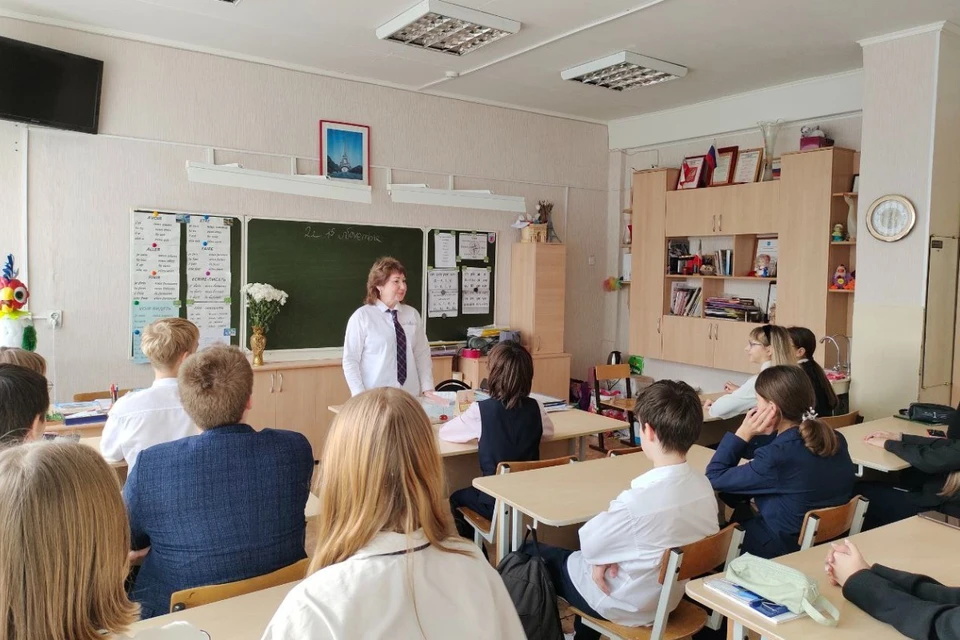 Наталья Кухарева, педагог с 35-летним стажем, за работой.