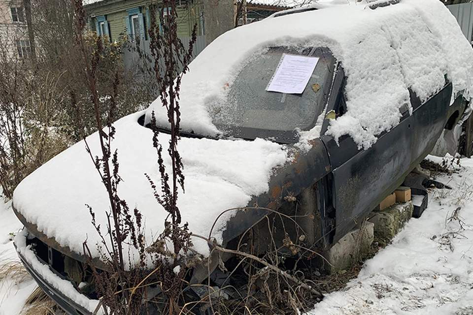 На улице в Твери обнаружили брошеный "ВАЗ" черного цвета Фото: администрация Твери