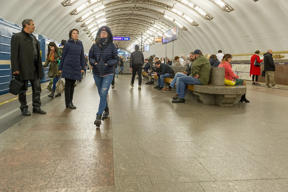 Группа молодых людей устроила акцию с переодеванием посреди станции метро в Петербурге.