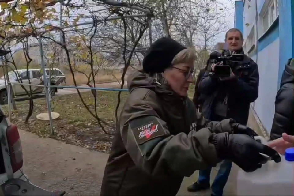 Народный фронт доставил в школы и больницы Энергодара антисептики и маски. ФОТО: Народный фронт в Запорожской области