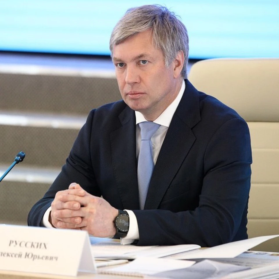Алексей Русских, ознакомившись с экспонатами фестиваля, дал интервью юным журналистам в пресс-центре. ФОТО: тг-канал Алексея Русских
