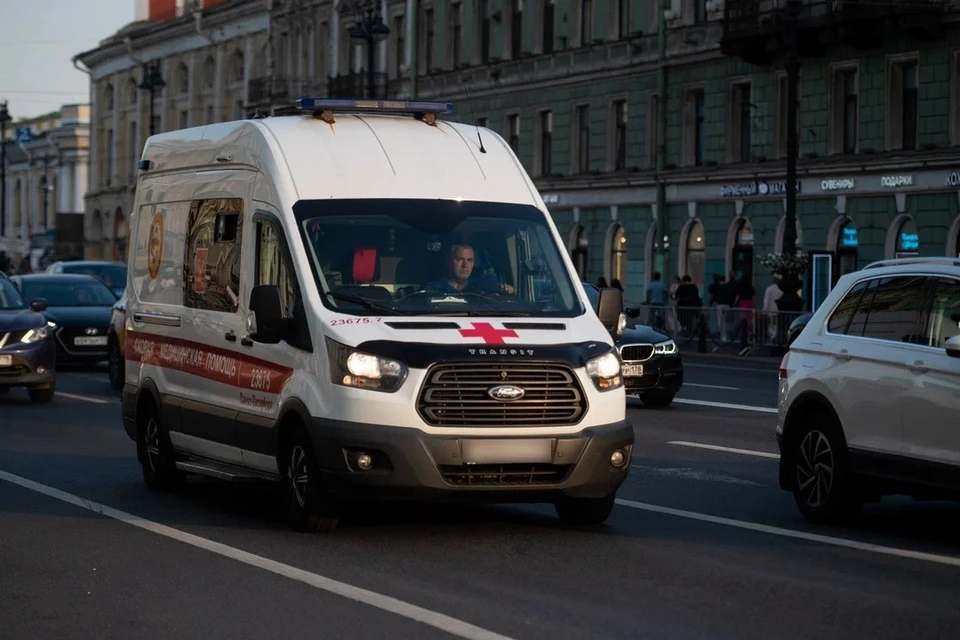 Раненую 12-летнюю девочку увезли в больницу из лицея в Петербурге.