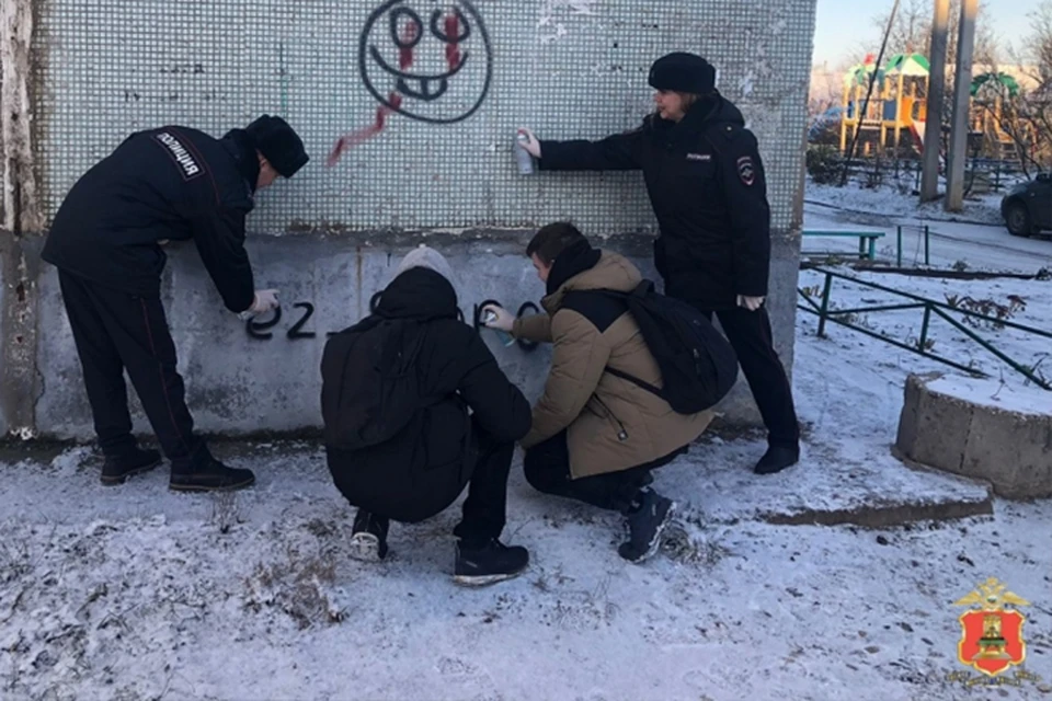 В Лихославле прошел рейд по уничтожению незаконной рекламы Фото: УМВД России по Тверской области