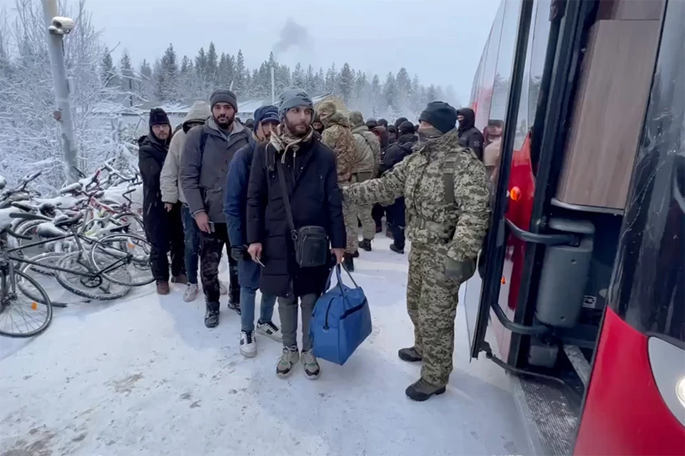 200 мигрантов с финской границы привезут в Петербург. Фото: скриншот видео