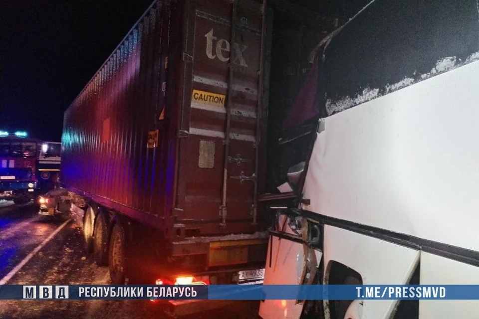 Фура и автобус столкнулись под Городком. Фото: МВД.