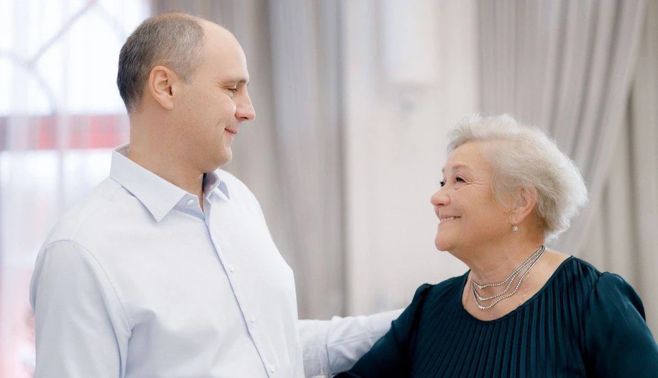 Денис Паслер опубликовал поздравление всем мамам