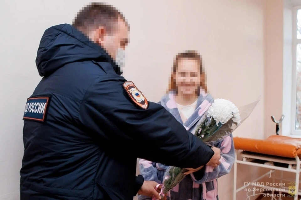 Полицейские совместно с сотрудниками Росгвардии навестили молодых мам в роддоме Херсонской области и поздравили их с Днем матери. ФОТО: ГУ МВД России по Херсонской области