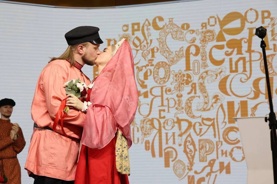 Нижегородская пара сыграла свадьбу по старинному обряду на выставке «Россия».