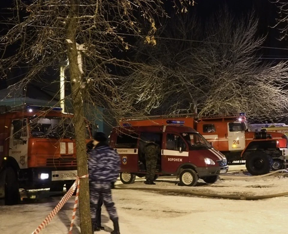 На месте ЧП работали 24 сотрудника МЧС на шести пожарных машинах.