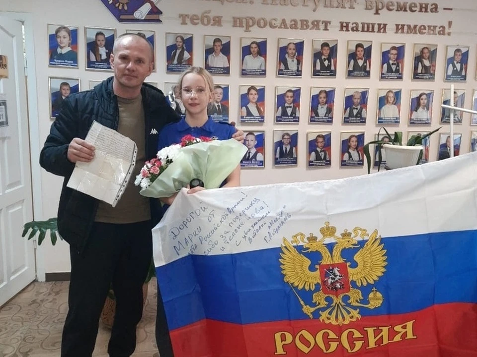 «Маляр» вручил Марии цветы, конфеты, а еще свои фронтовые часы и российский флаг с памятной надписью.