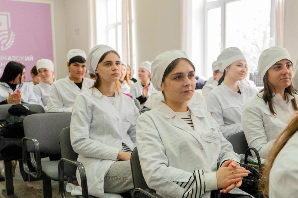 Студенты заинтересовались деталями волонтёрской деятельности. Фото: цмп26.рф