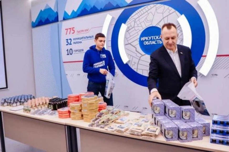 К сбору подарков вместе с волонтерами присоединился депутат Законодательного Собрания Николай Труфанов.