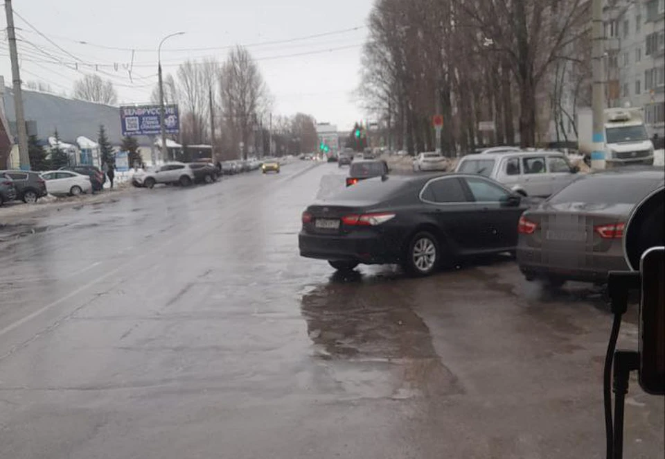 В Ульяновске на проспекте Тюленева из-за припаркованного авто встали троллейбусы | ФОТО: телеграм-канал Ульяновскэлектротранса