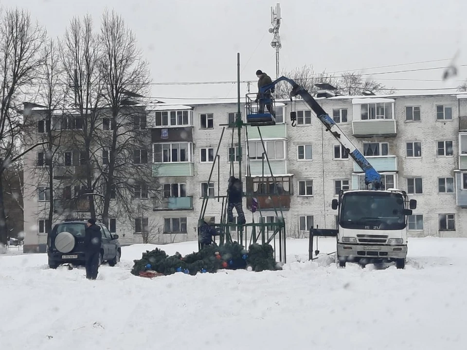 В Балабаново рядом с ДК и на Московской появились первые новогодние елки