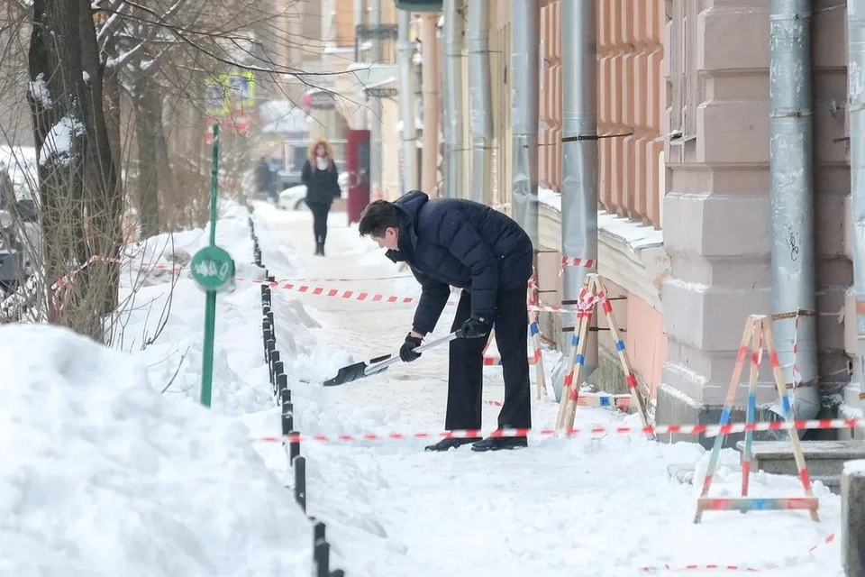 Арендатором городской недвижимости напомнили об обязанности убирать снег каждые два часа.