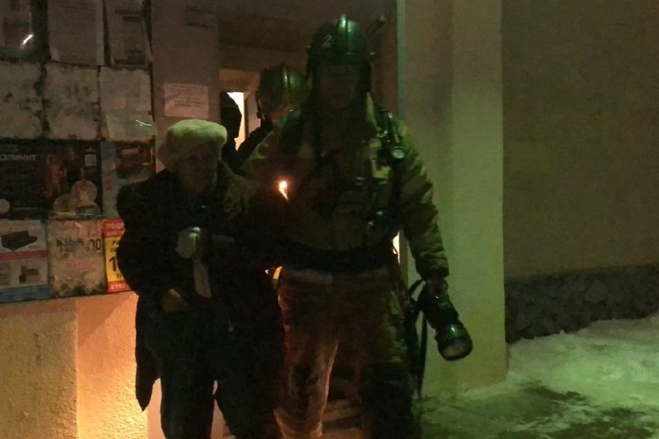 Нескольким эвакуированным понадобилась помощь медиков. Фото: пресс-служба ГУ МЧС Свердловской области