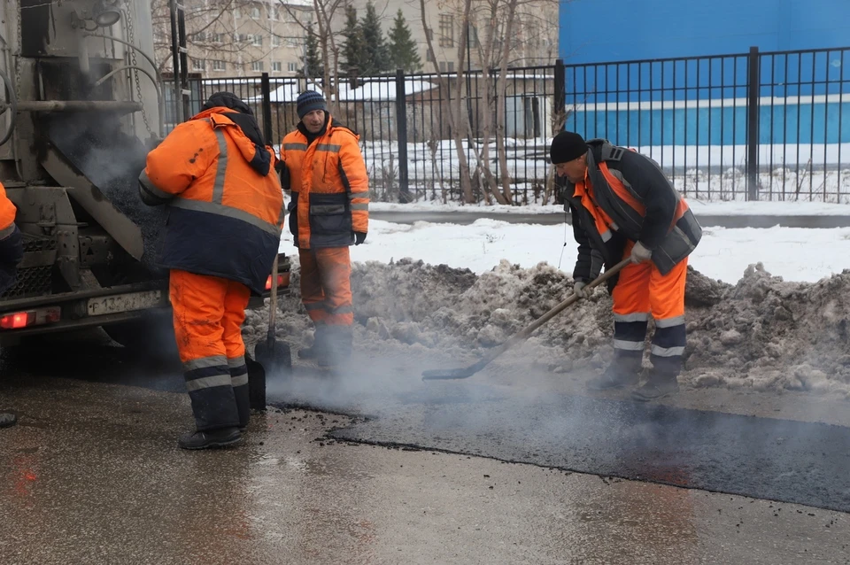 Перед заливкой асфальтобетона при необходимости участок очищают от корки льда или талой воды.