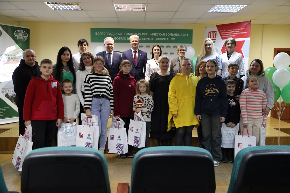 Юные пациенты сурдологического центра получили подарки.