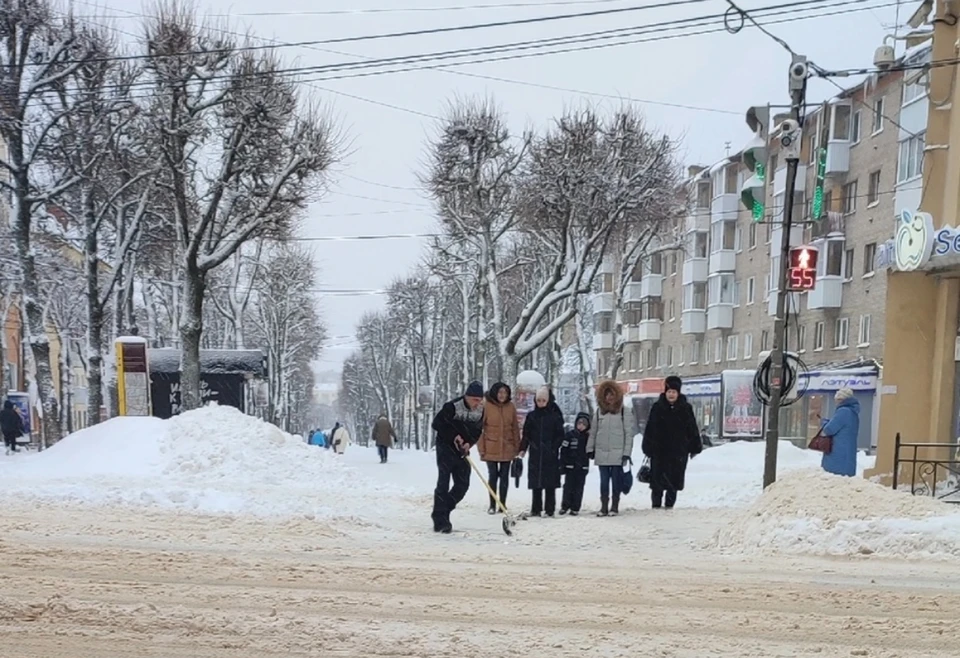 Начальник управления дорожного хозяйства мэрии Смоленска лично вышел чистить снег.
