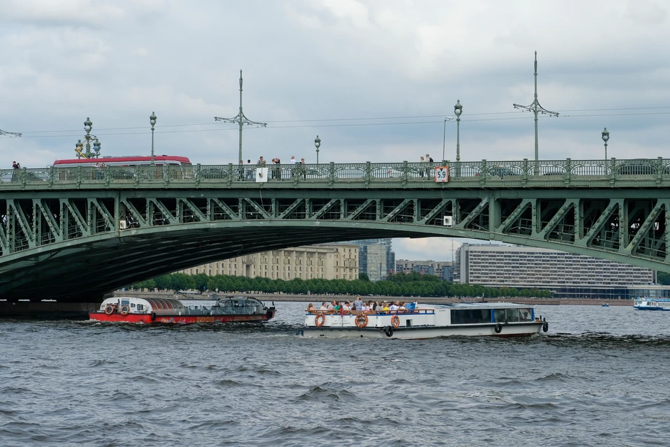 В Петербурге разведут три моста.