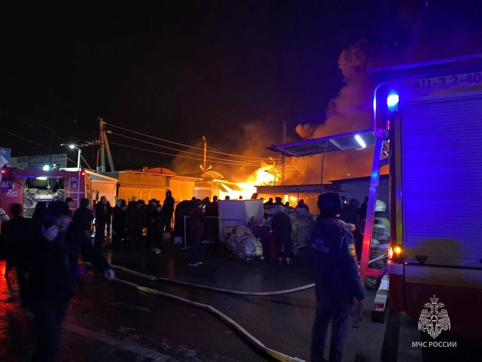 В Ростове площадь пожара на вещевом рынке увеличилась до 4000 кв метров. Фото: ГУ МЧС по Ростовской области