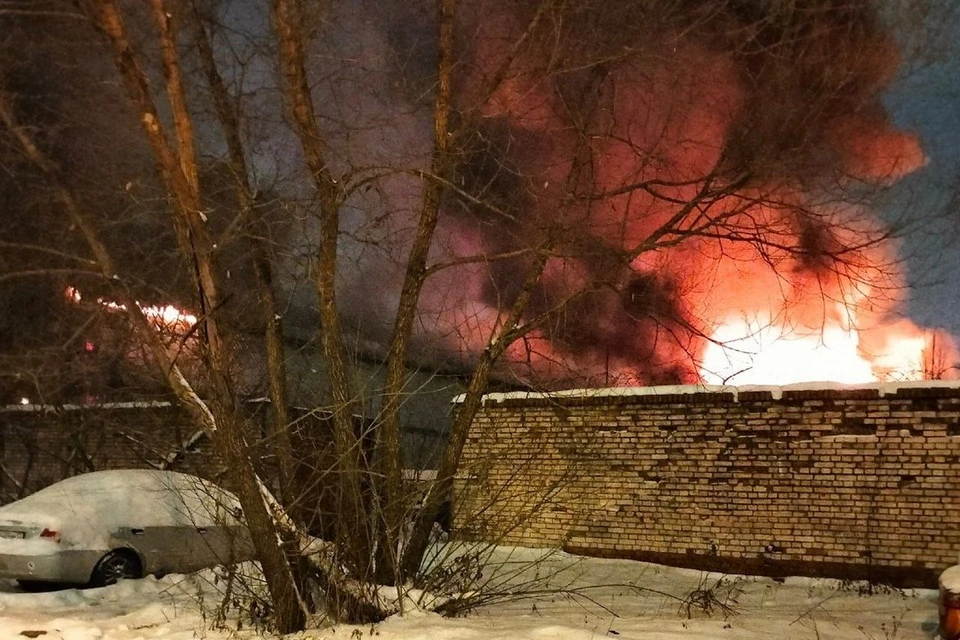 Пожарные потушили огонь площадью 300 «квадратов» на складе в Петербурге. Фото: t.me/Megapolisonline
