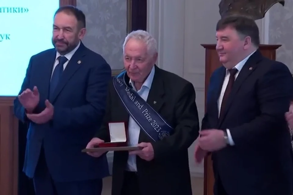 Награды удостоился 80-летний академик РАН Юрий Леонидович Ершов.
